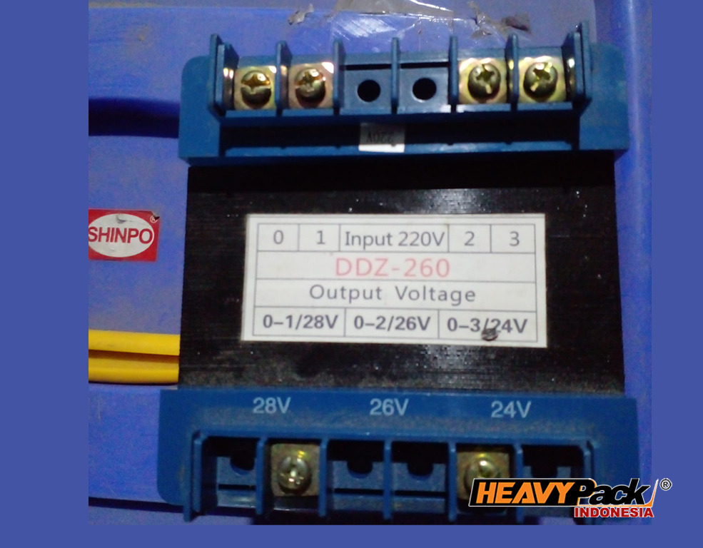 Transformer di mesin pengemas berfungsi untuk mengubah tegangan listrik (misalnya dari 220V ke 110V atau sebaliknya) agar sesuai dengan kebutuhan mesin.